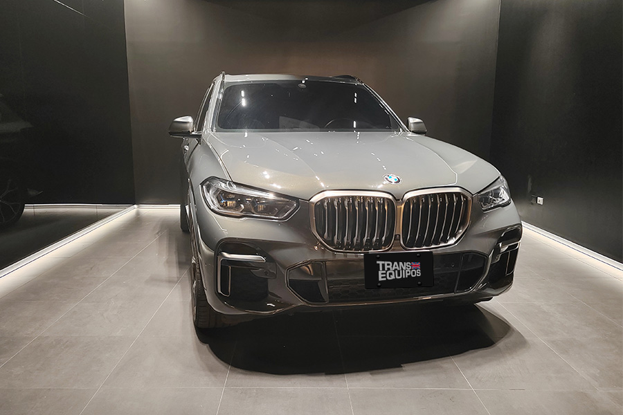 BMW X5 M50i