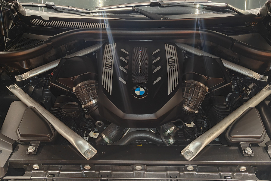 BMW X5 M50i