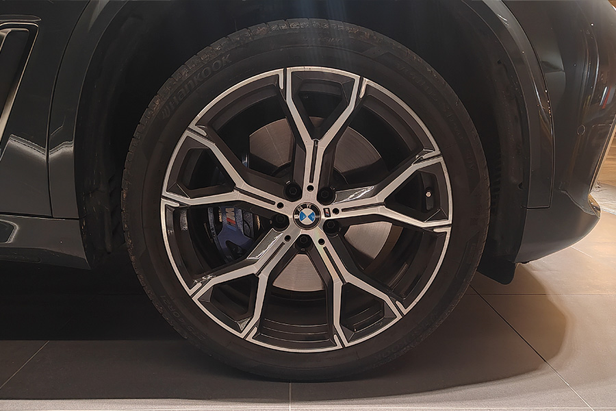 BMW X5 M50i